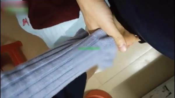 漂亮女同事家中做客,趁机挑逗撕破她内裤爆插